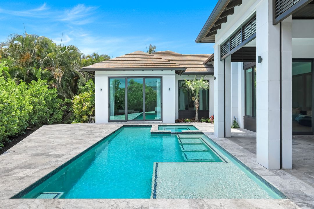 541 Whispering Pine Ct, Naples, FL 34103