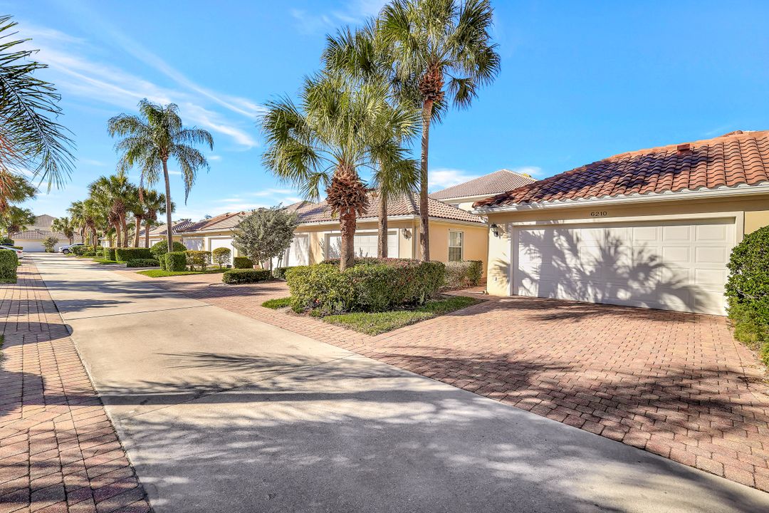 6210 Towncenter Cir, Naples, FL 34119