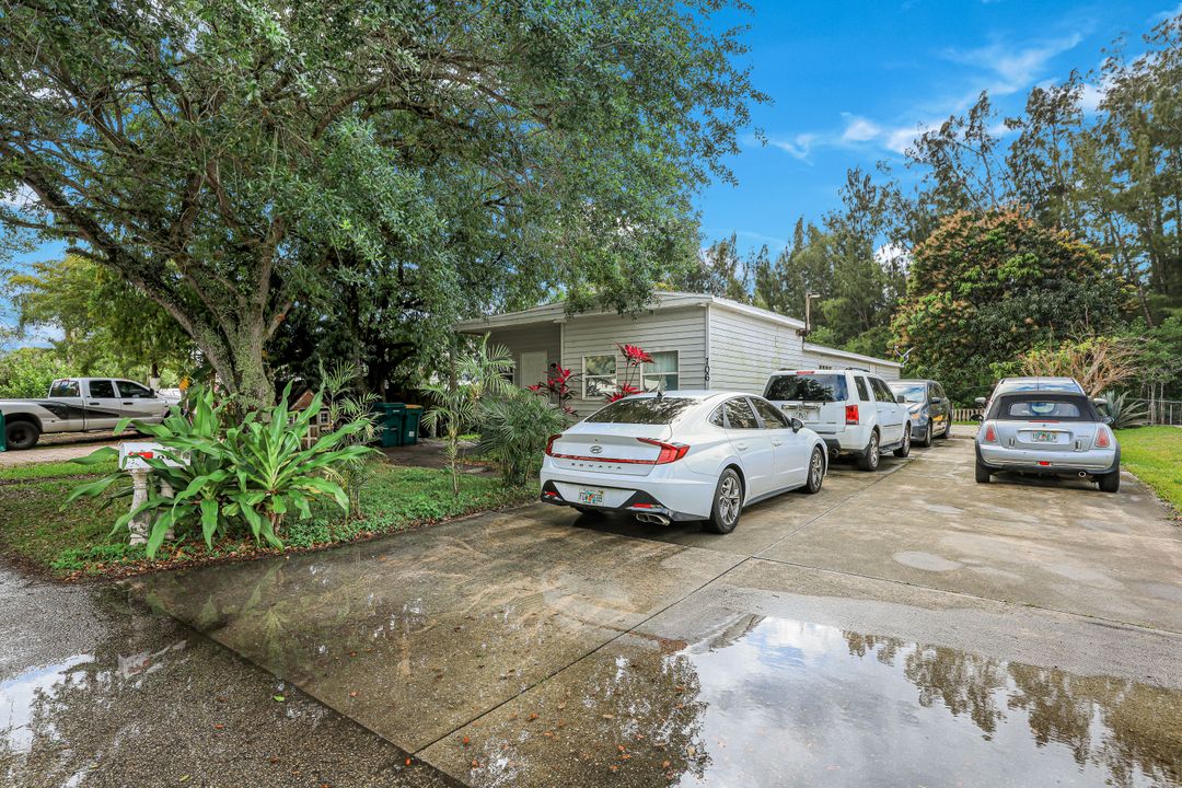 106 Moon Bay St, Naples, FL 34114