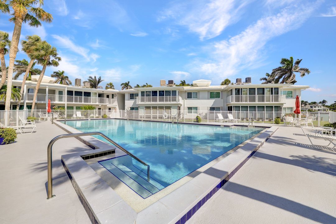 386 Harbour Dr, Naples, FL 34103