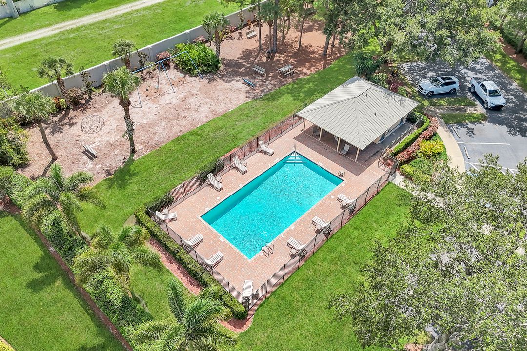 200 Stanhope Cir, Naples, FL 34104