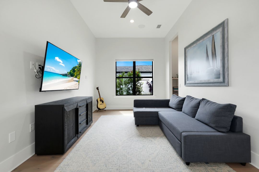 16221 Verilyn Cir, Naples, FL 34110