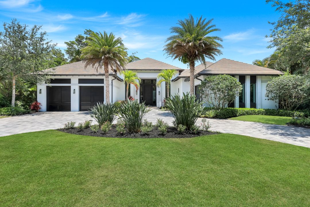 541 Whispering Pine Ct, Naples, FL 34103