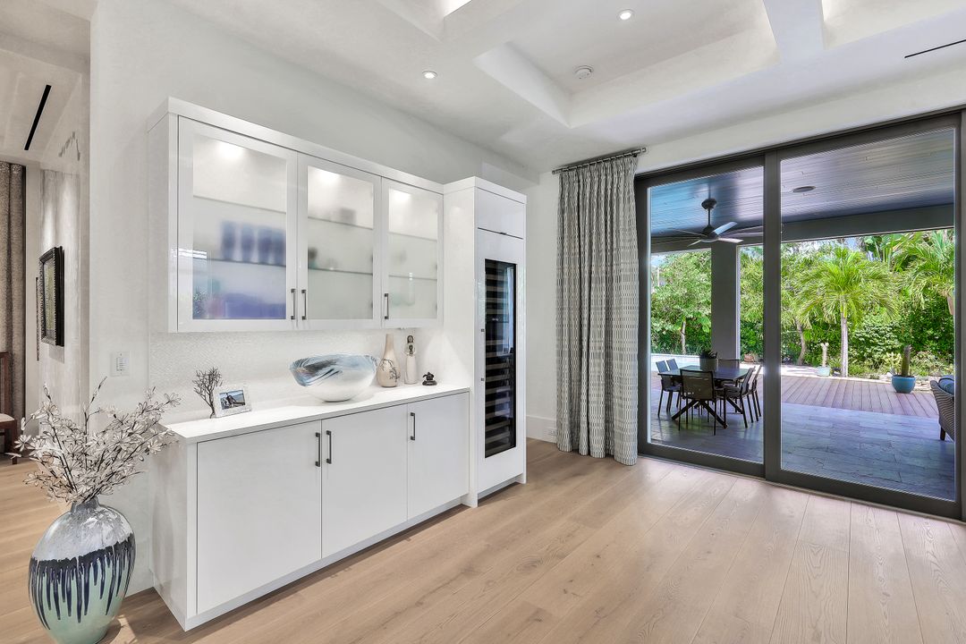 355 7th Ave S, Naples, FL 34102