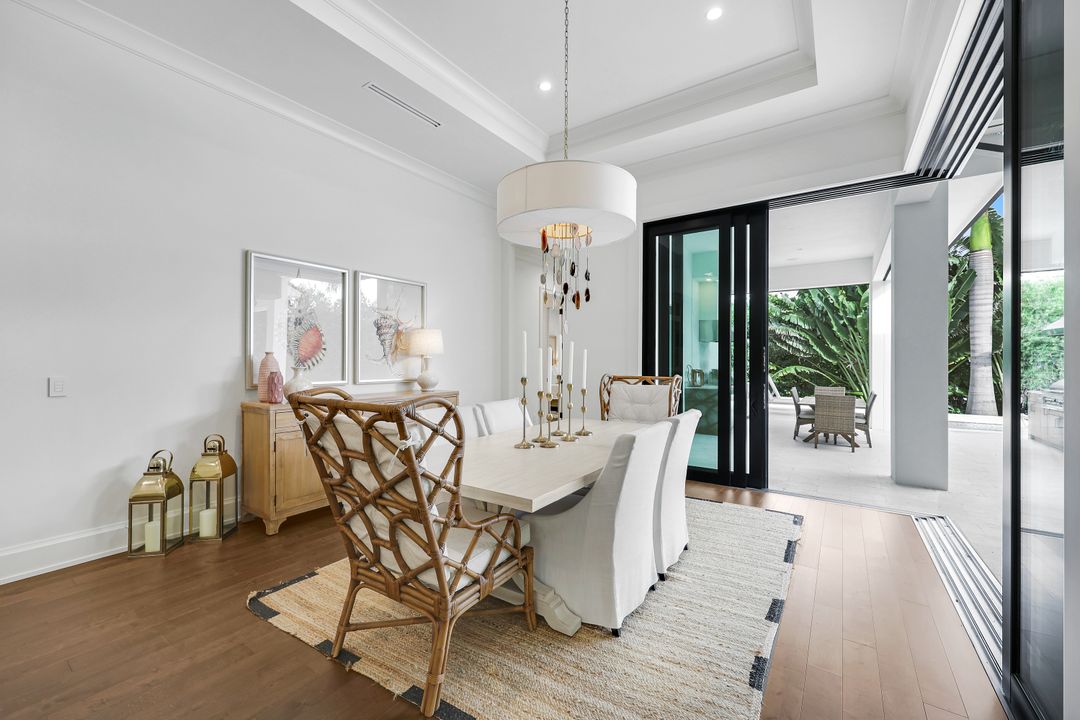 3200 Crayton Rd, Naples, FL 34103