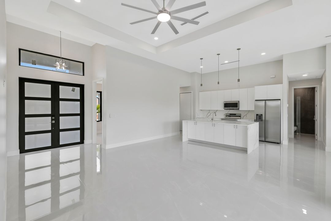 909 SW 11th Ct, Cape Coral, FL 33991