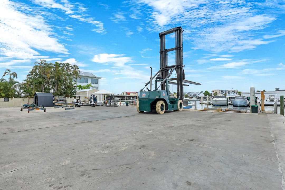 891 10th St S, Naples, FL 34102