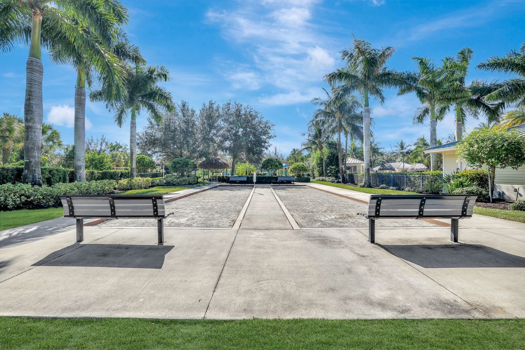 2074 Tamarron Ln, Naples, FL 34120