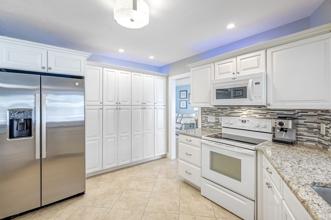 539 Cypress Way E, Naples, FL 34110