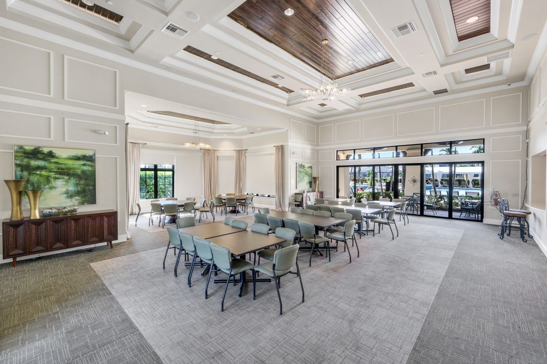 9445 Glenforest Dr, Naples, FL 34120