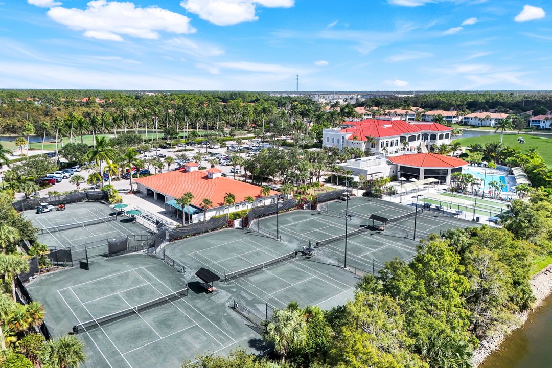 5092 Cerromar Dr, Naples, FL 34112