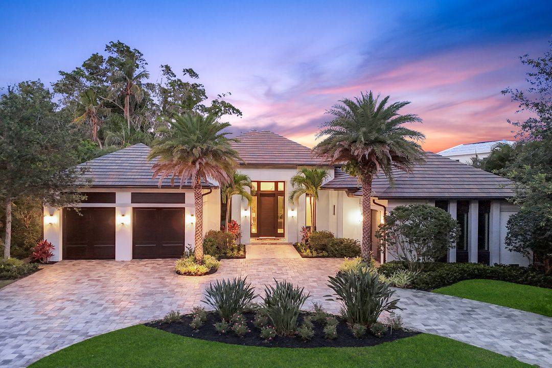 541 Whispering Pine Ct, Naples, FL 34103