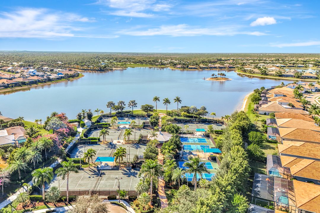 14863 Edgewater Cir, Naples, FL 34114