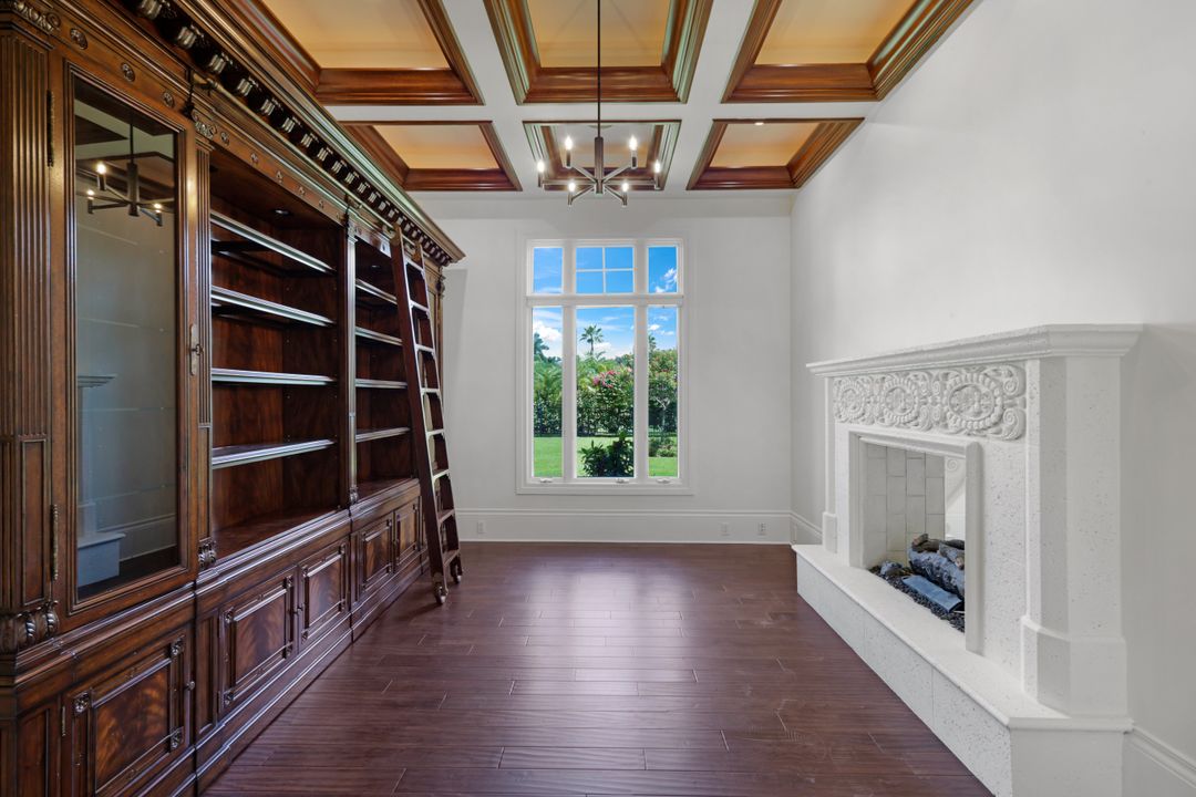 1609 Chinaberry Way, Naples, FL 34105