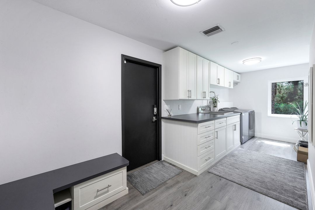 6010 Standing Oaks Ln, Naples, FL 34119