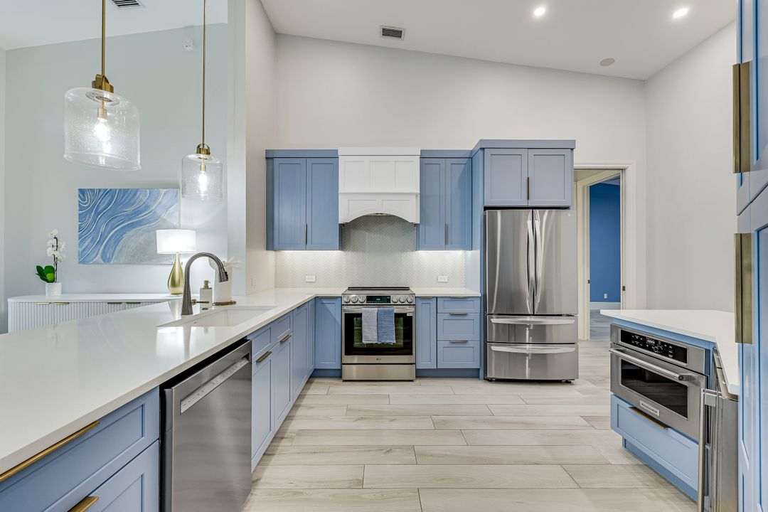 831 Sailaway Ln #202, Naples, FL 34108