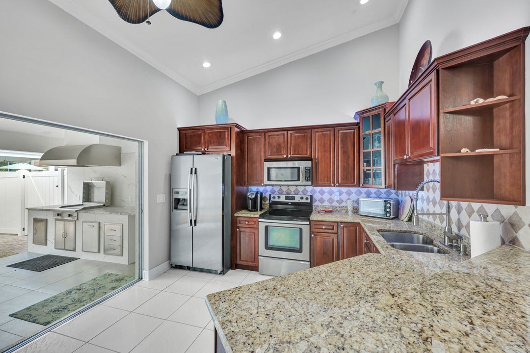 565 93rd Ave N, Naples, FL 34108