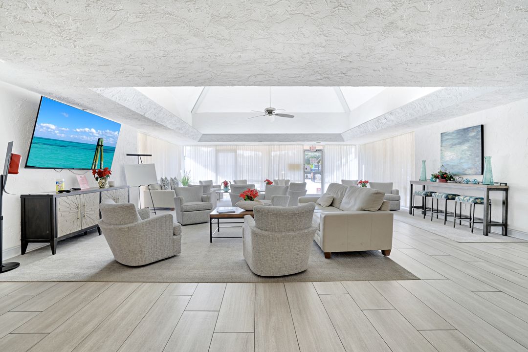 170 Turtle Lake Ct  #109, Naples, FL 34105