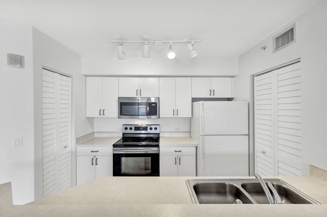 8880 Colonnades Ct W #427, Bonita Springs, FL 34135