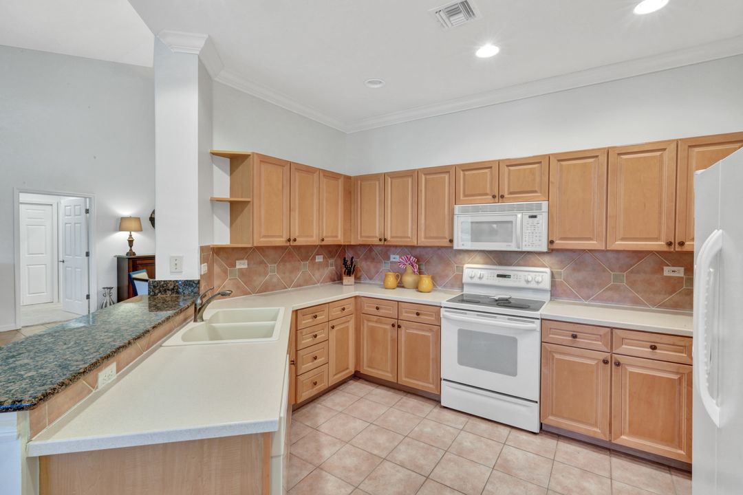 8275 Danbury Blvd #203, Naples, FL 34120