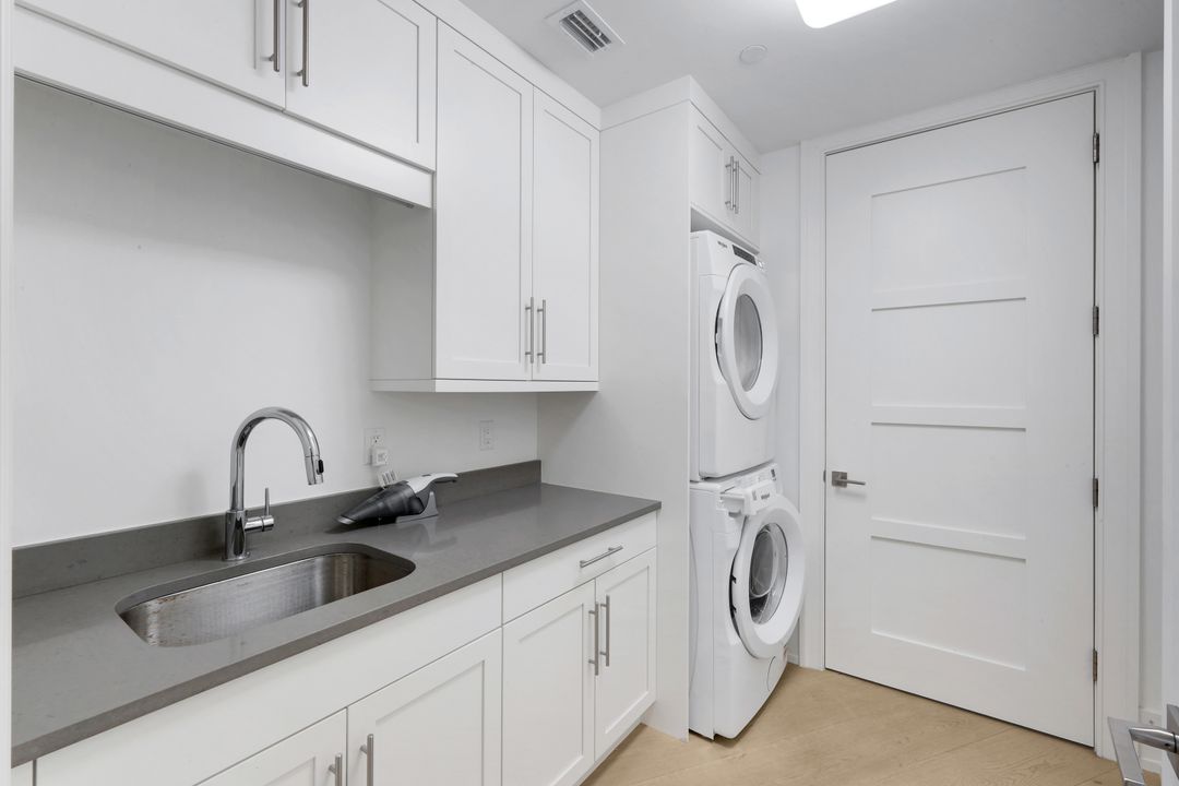 382 12th Ave S, Naples, FL 34102