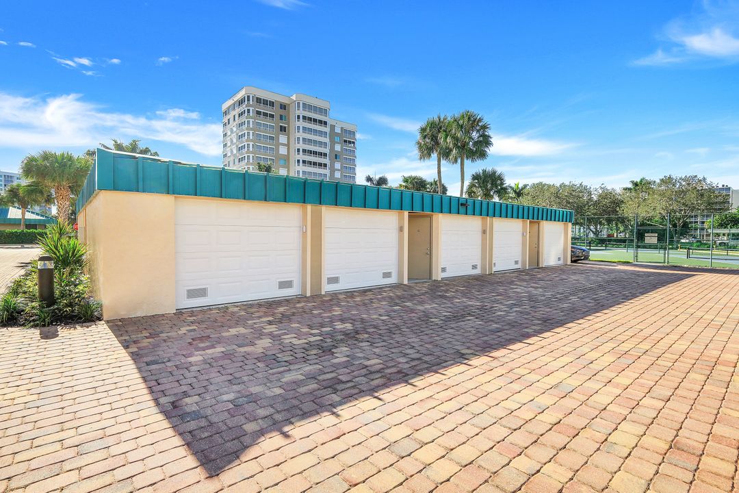 21 Bluebill Ave  #B-1102, Naples, FL 34108