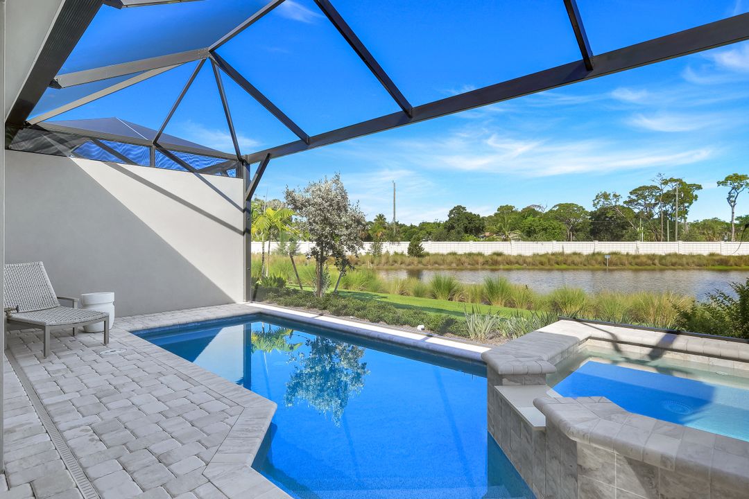 8825 Yucatan Ct, Naples, FL 34112