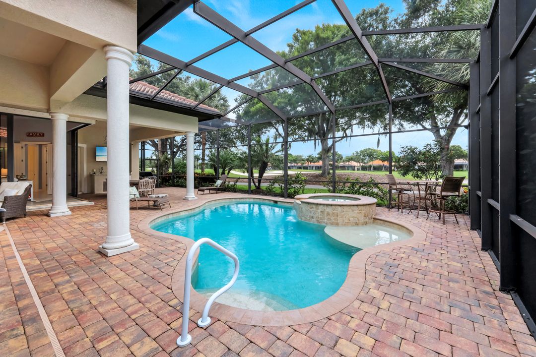 9002 Shenendoah Cir, Naples, FL 34113