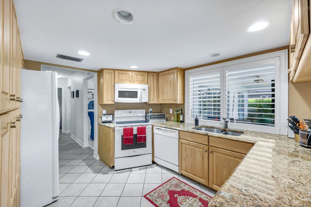 211 Pine Valley Cir, Naples, FL 34113