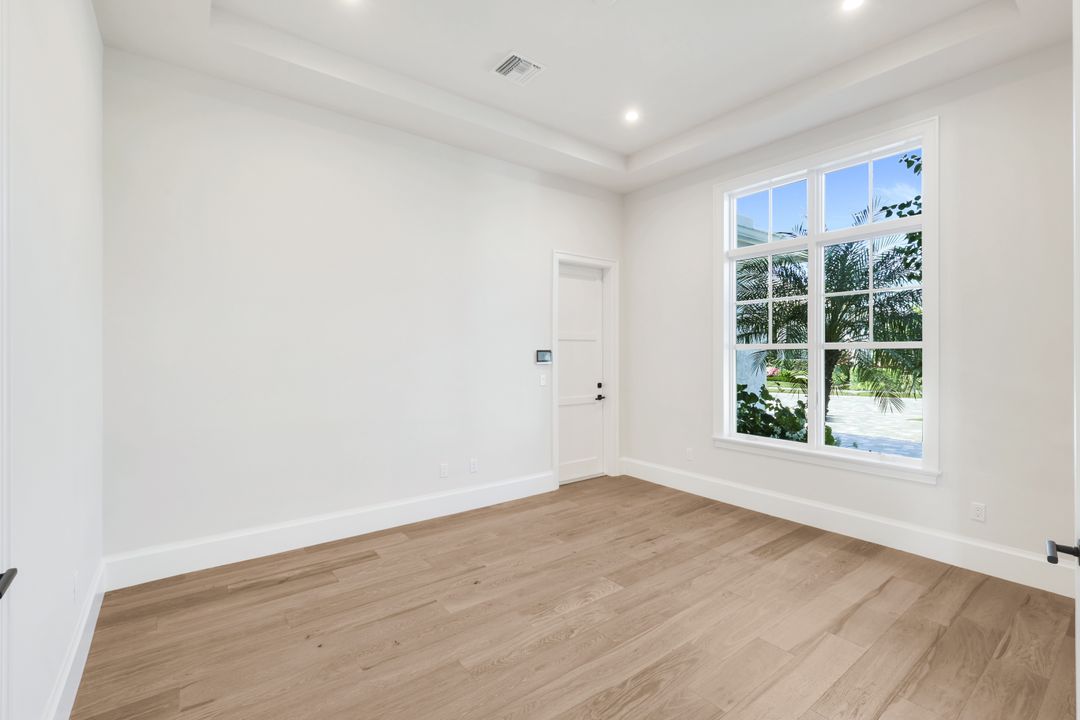 16716 Enclave Cir, Naples, FL 34110