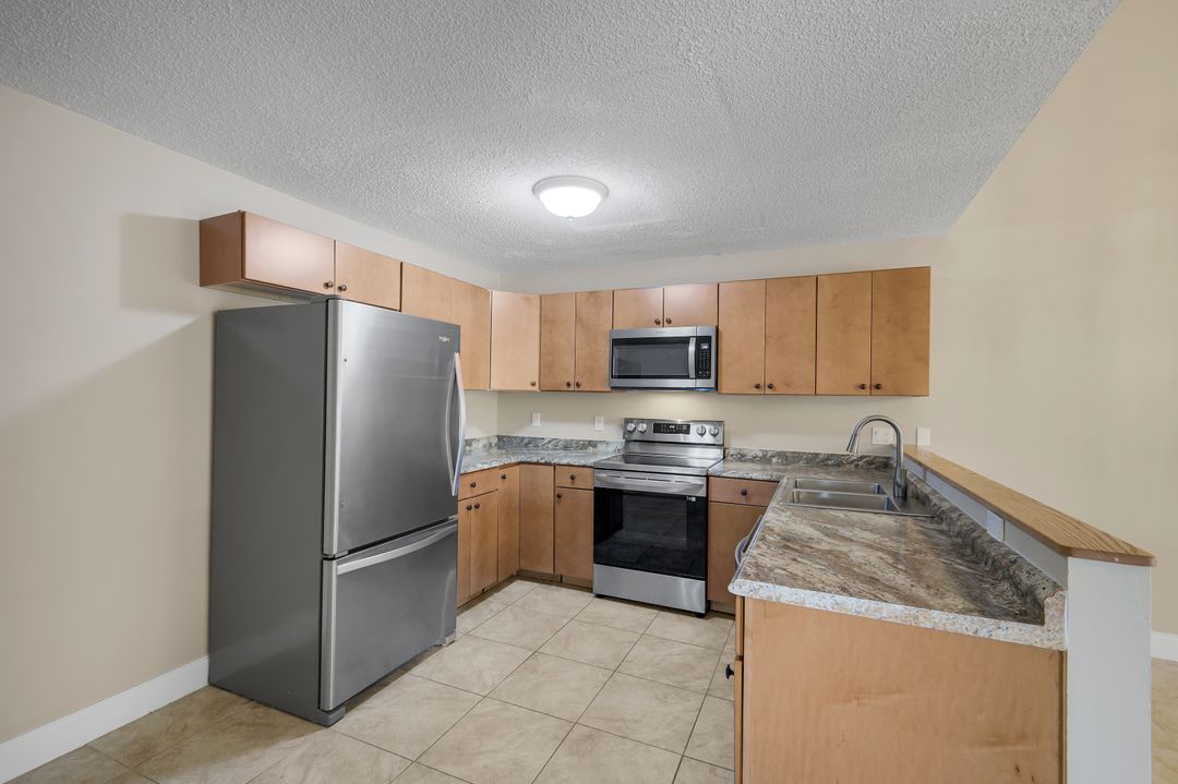 6346 Royal Woods Dr, Fort Myers, FL 33908