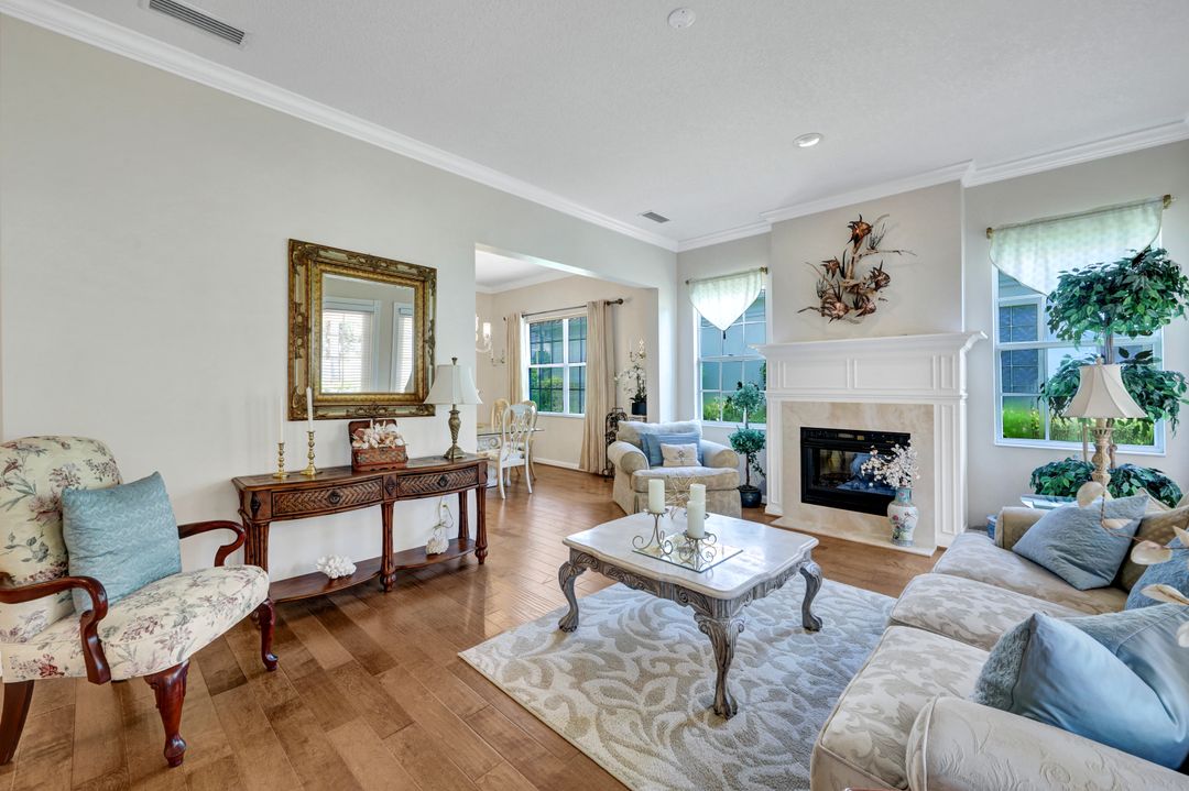 4313 Queen Elizabeth Way, Naples, FL 34119