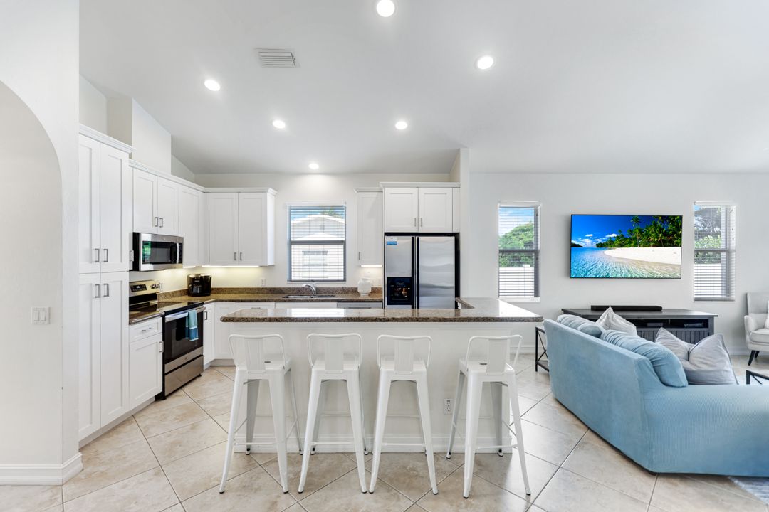 587 97th Ave N, Naples, FL 34108