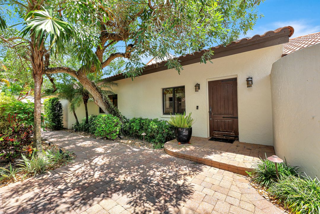 6 Las Brisas Way, Naples, FL 34108