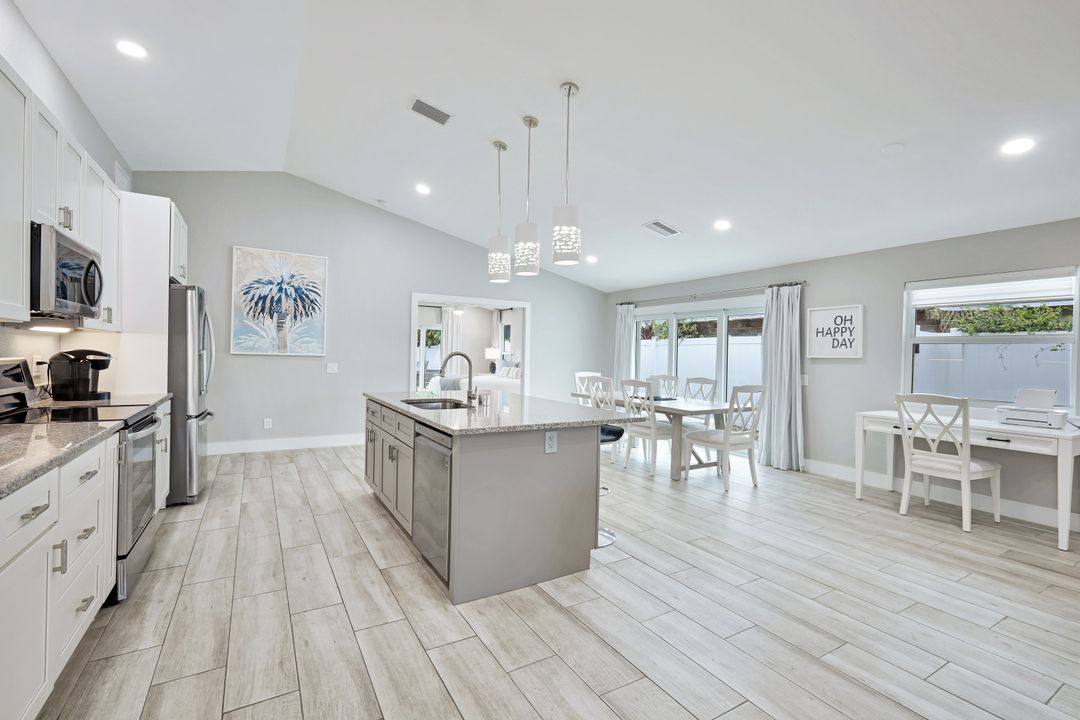 820 102nd Ave N, Naples, FL 34108