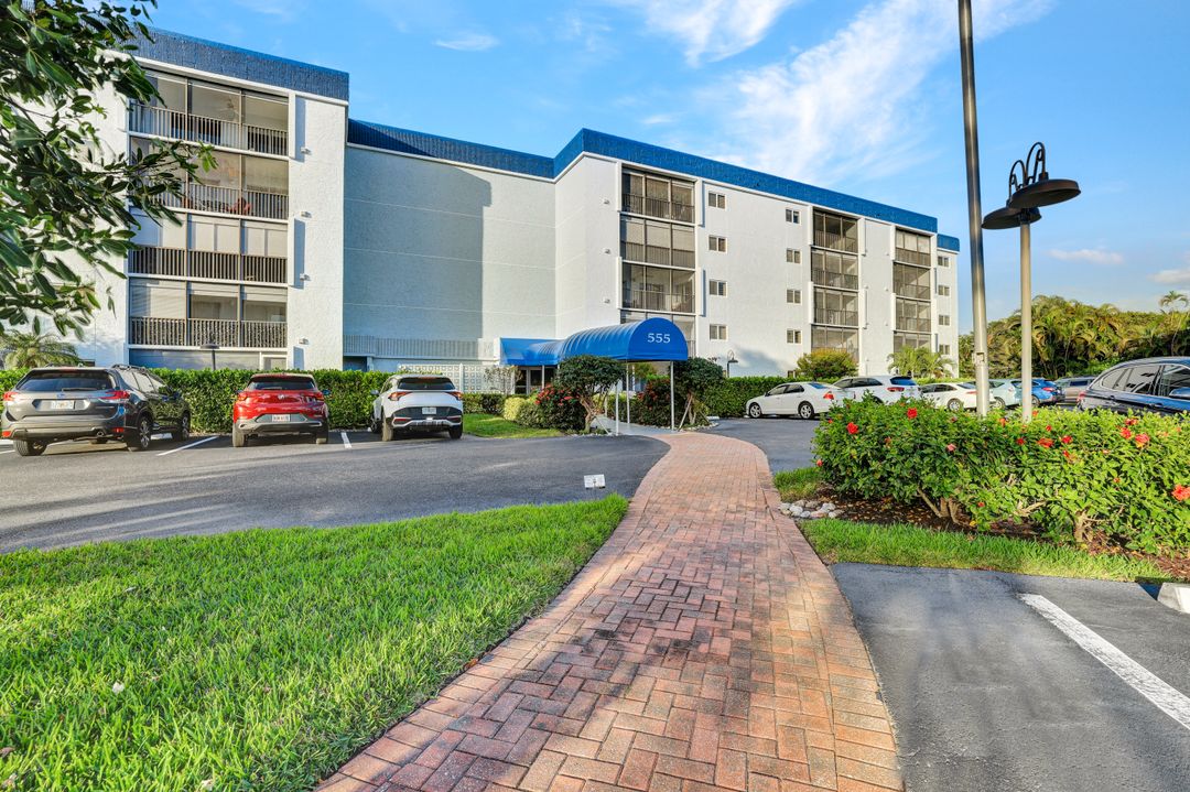 555 Park Shore Dr #503, Naples, FL 34103
