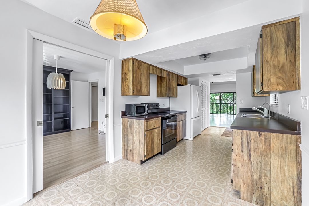 576 Retreat Dr #201, Naples, FL 34110