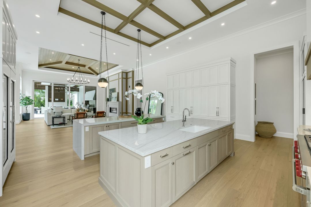 208 Hickory Rd, Naples, FL 34108