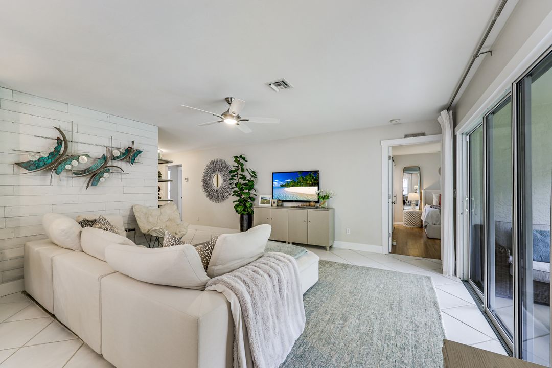 156 Stanhope Cir, Naples, FL 34104