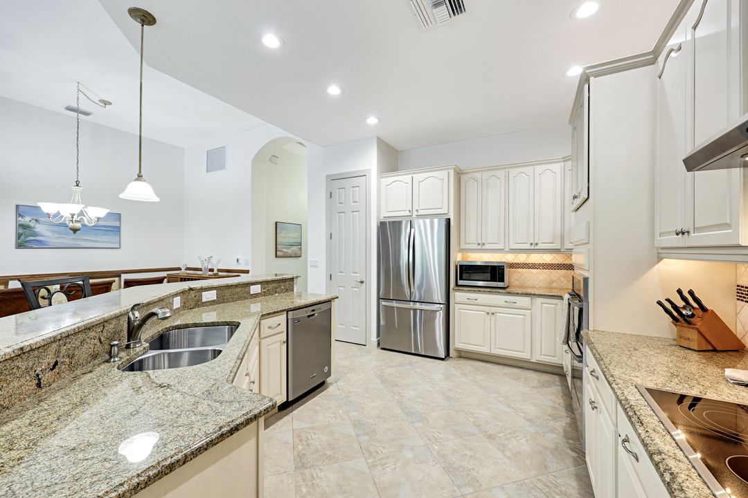 7655 Martino Cir, Naples, FL 34112