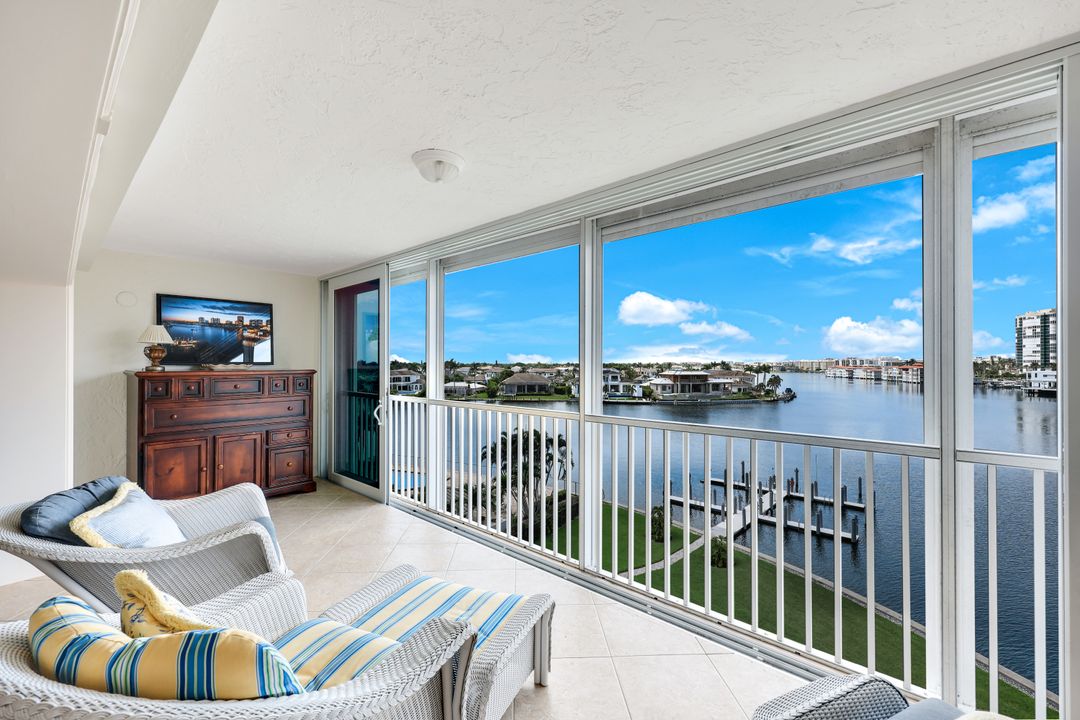 250 Park Shore Dr, Naples, FL 34103