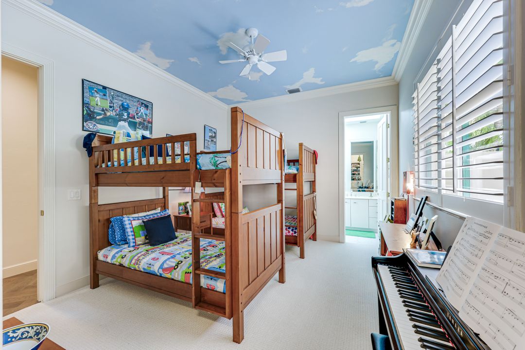 7913 Via Vecchia, Naples, FL 34108