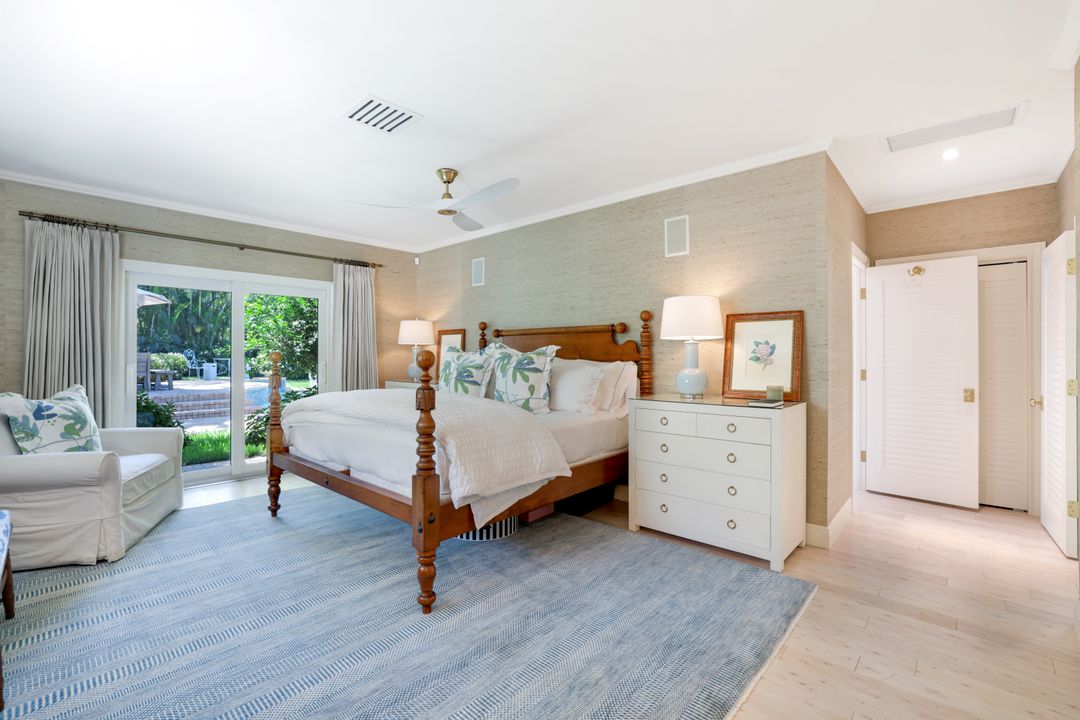642 6th Ave N, Naples, FL 34102