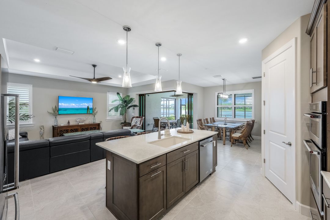 6818 Greenbriar Ct, Naples, FL 34114