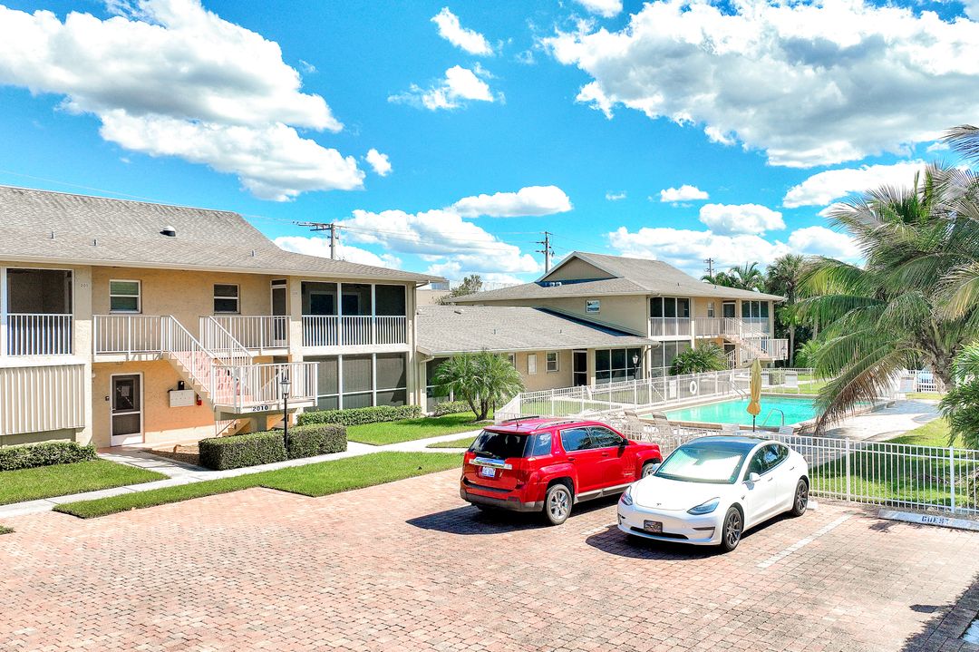 2000 Alamanda Dr #104, Naples, FL 34102