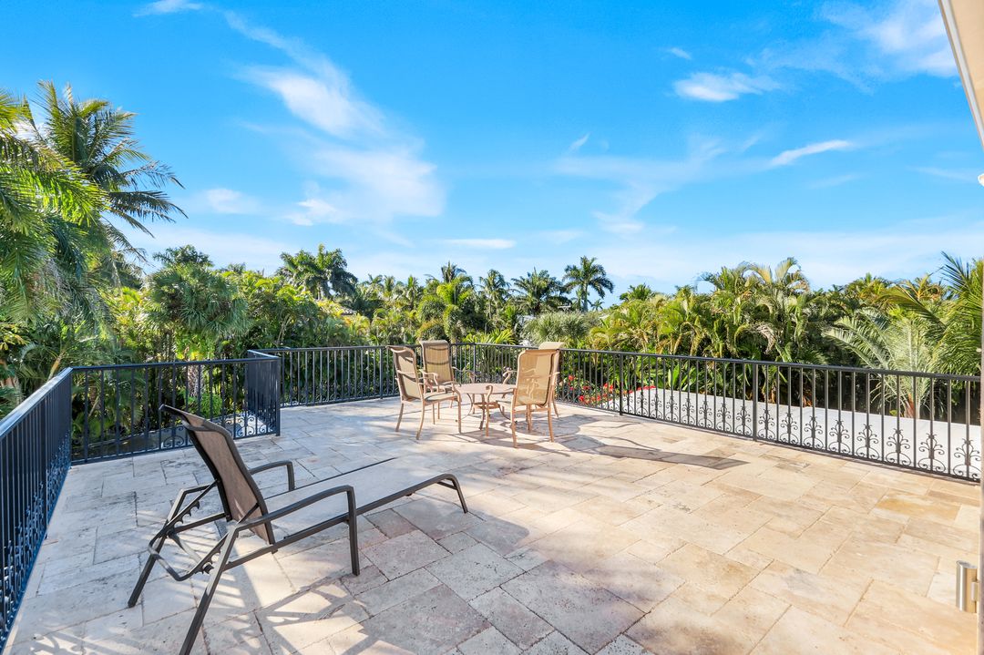 210 Central Ave, Naples, FL 34102