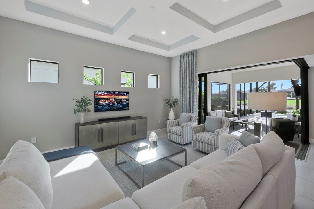 9815 Everglades Dr, Naples, FL 34120