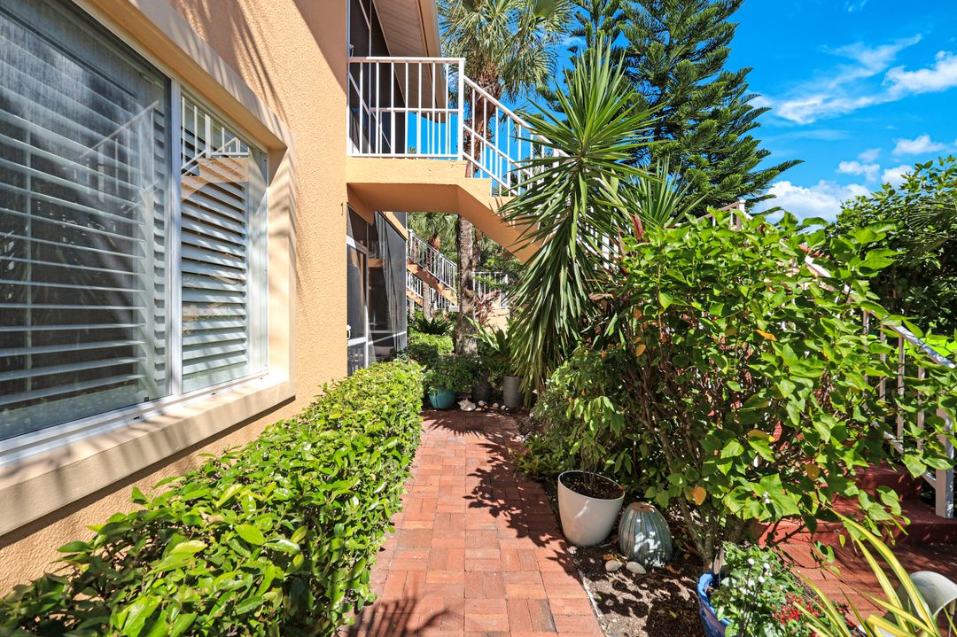 1615 Windy Pines Dr, Naples, FL 34112