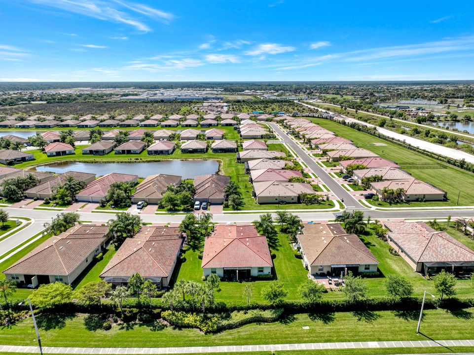 2072 Wellington St, Naples, FL 34120