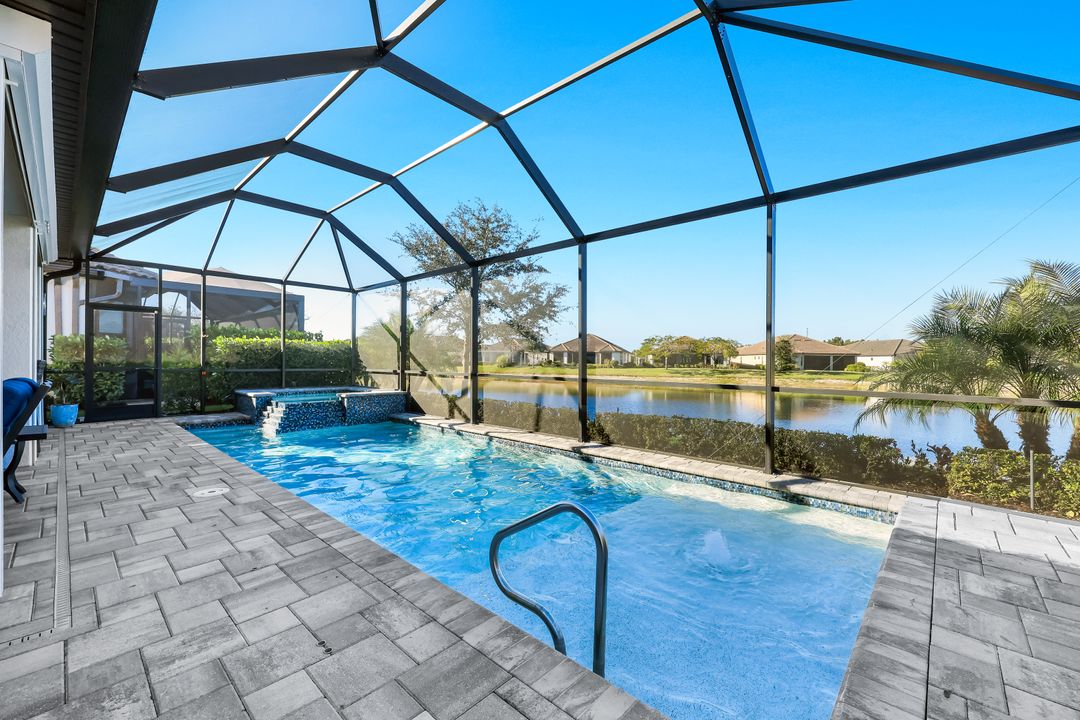 8262 Promoso Ct, Naples, FL 34114